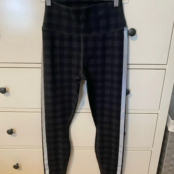 ALO leggings checkered with Cute reflective strip down both sides - Picture 6 of 7